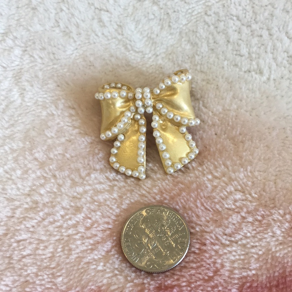 Buffed Gold and Faux Pearl Bow Fashion Pin Brooch designer Accessory NWT 1x1.25” - Picture 4 of 12